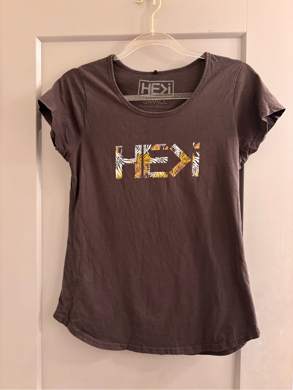Women's Short Sleeve HE>i Graphic Tee in Charcoal Grey